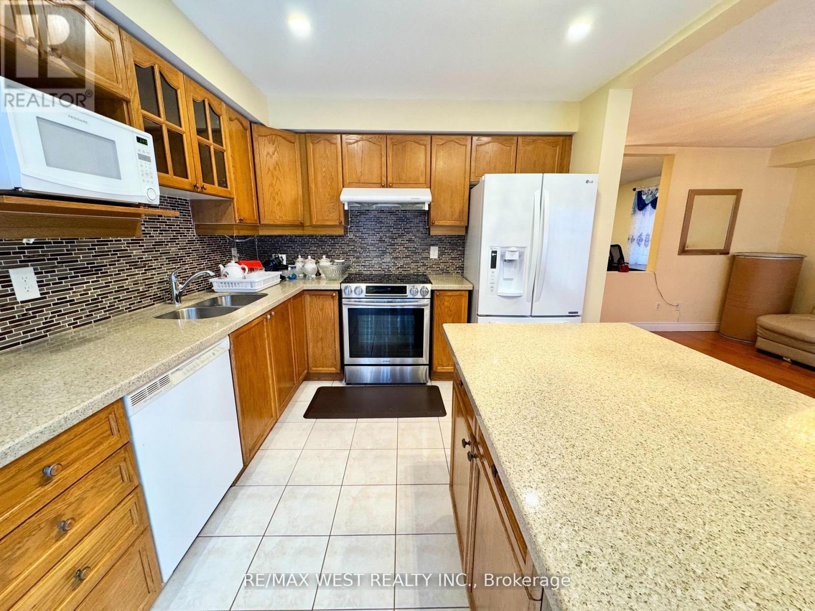 98 Four Seasons Circle, Brampton, Ontario  L7A 2A8 - Photo 16 - W12766584