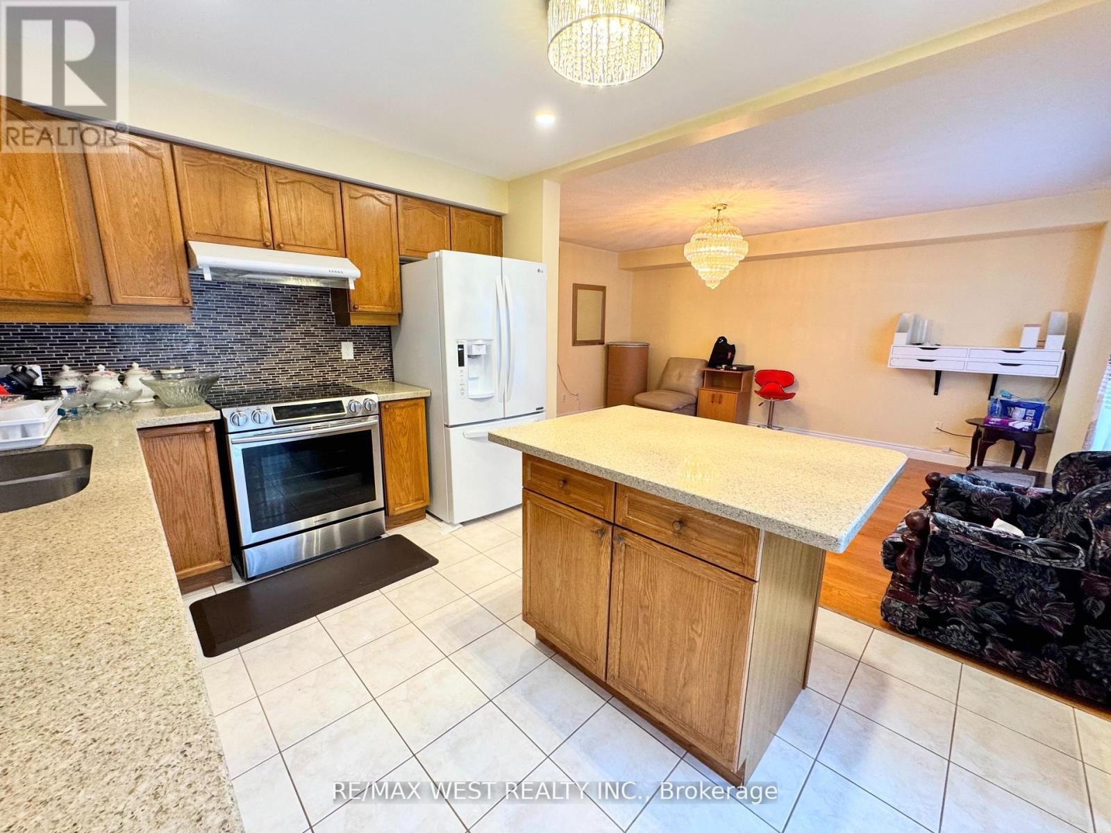 98 Four Seasons Circle, Brampton, Ontario  L7A 2A8 - Photo 17 - W12766584