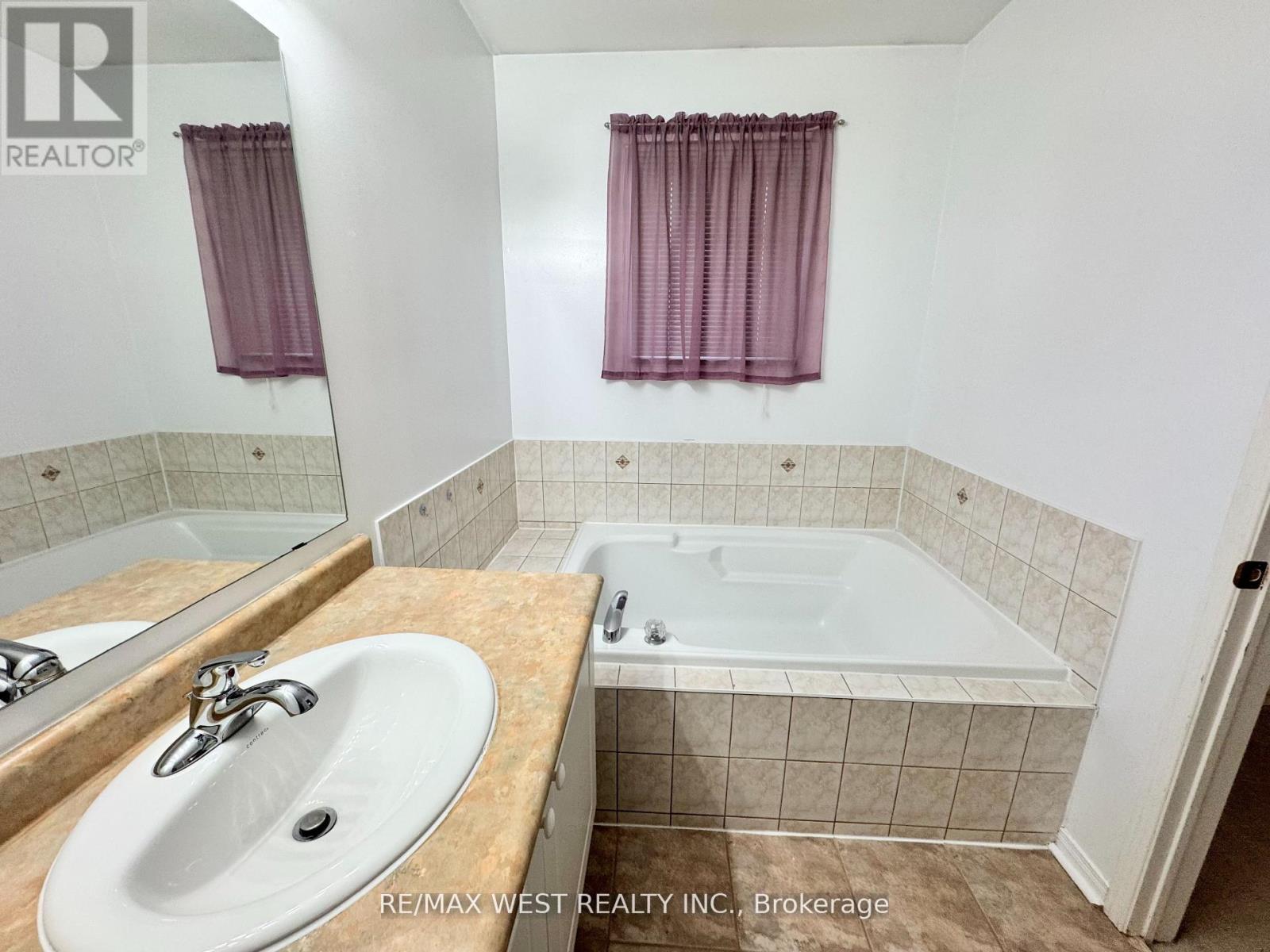 98 Four Seasons Circle, Brampton, Ontario  L7A 2A8 - Photo 23 - W12766584