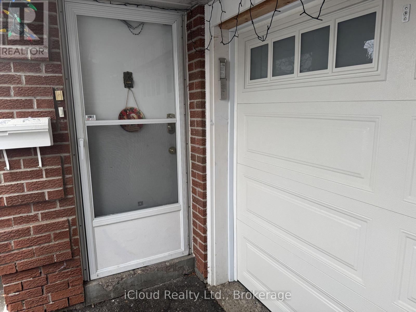 82 Judith Crescent, Brampton, Ontario  L6S 3J4 - Photo 2 - W12766588