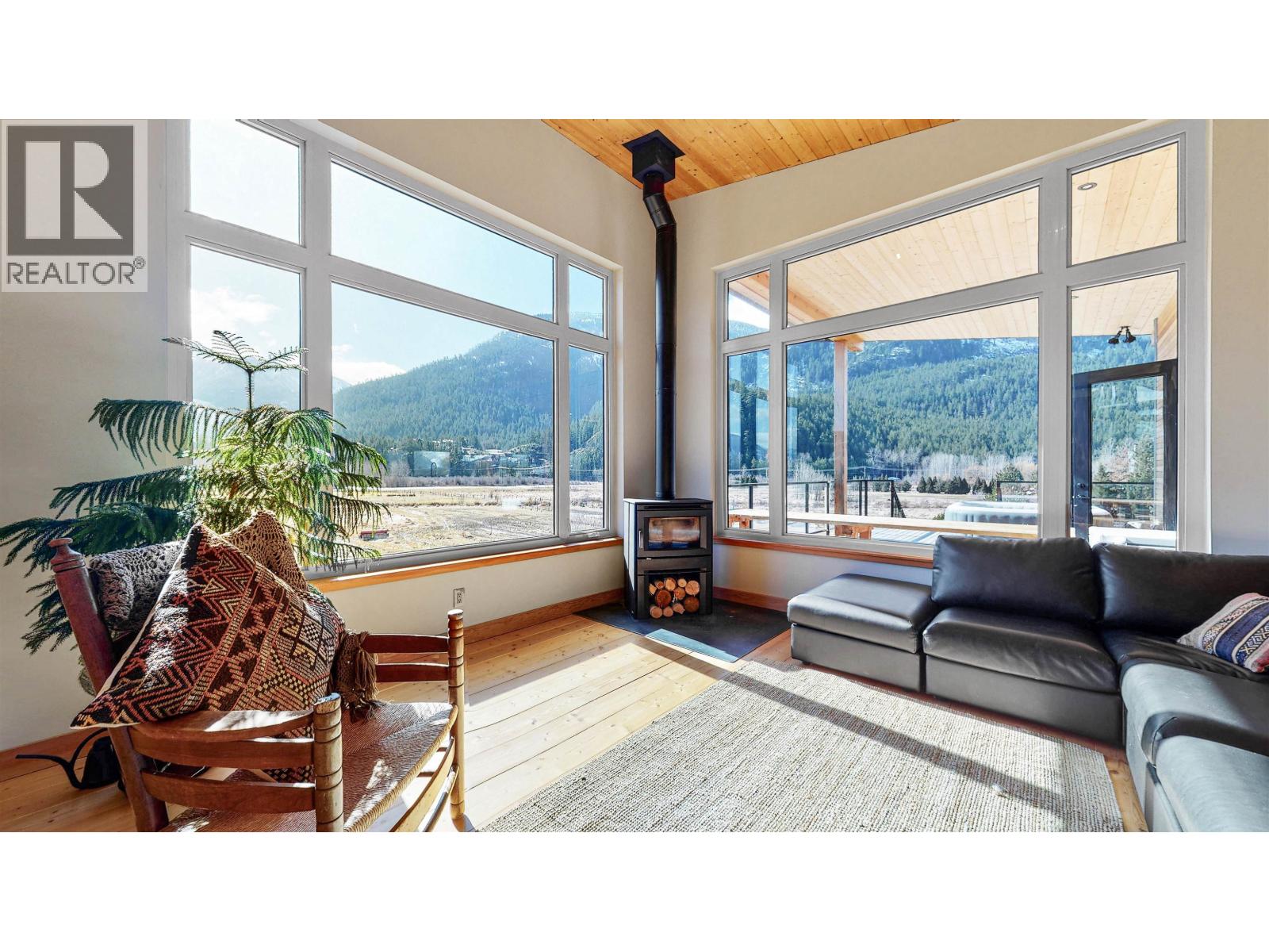 1380 Collins Road, Pemberton, British Columbia  V0N 2L1 - Photo 10 - R3087390