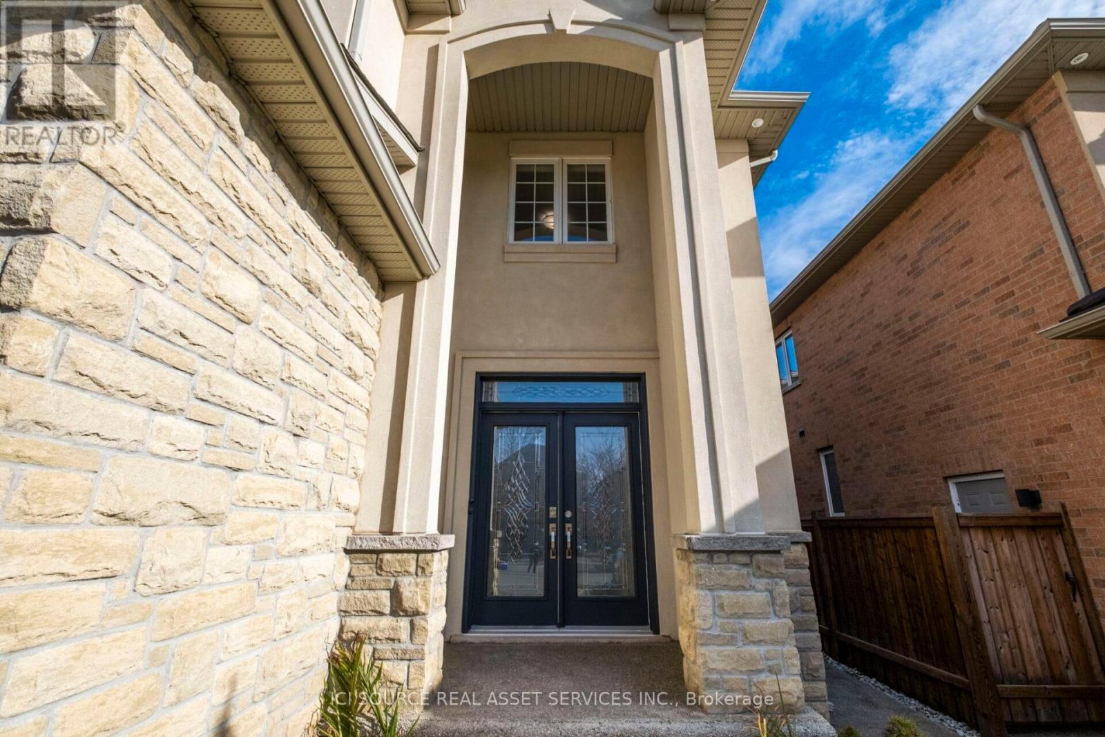 409 Valridge Drive, Hamilton, Ontario  L9G 0B2 - Photo 3 - X12766560