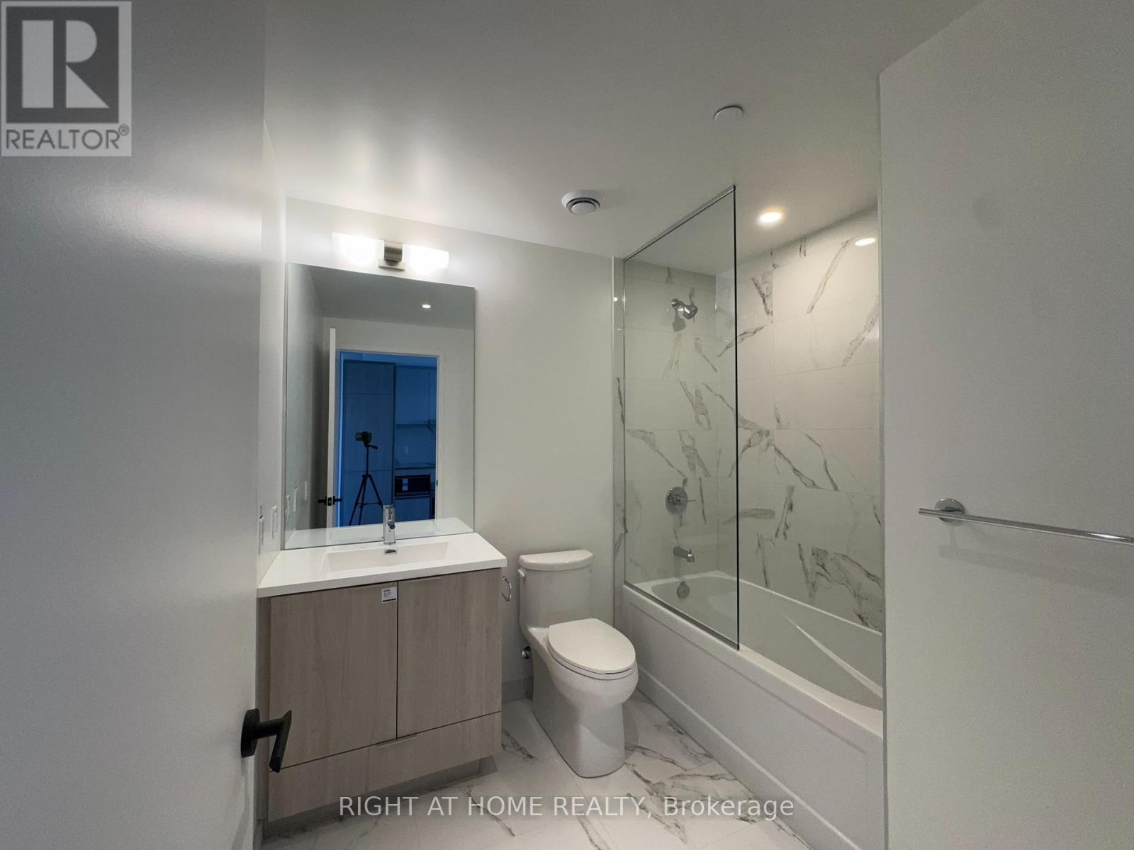 5308 - 8 Interchange Way, Vaughan (Vaughan Corporate Centre), Ontario  L4K 0R2 - Photo 13 - N12740536