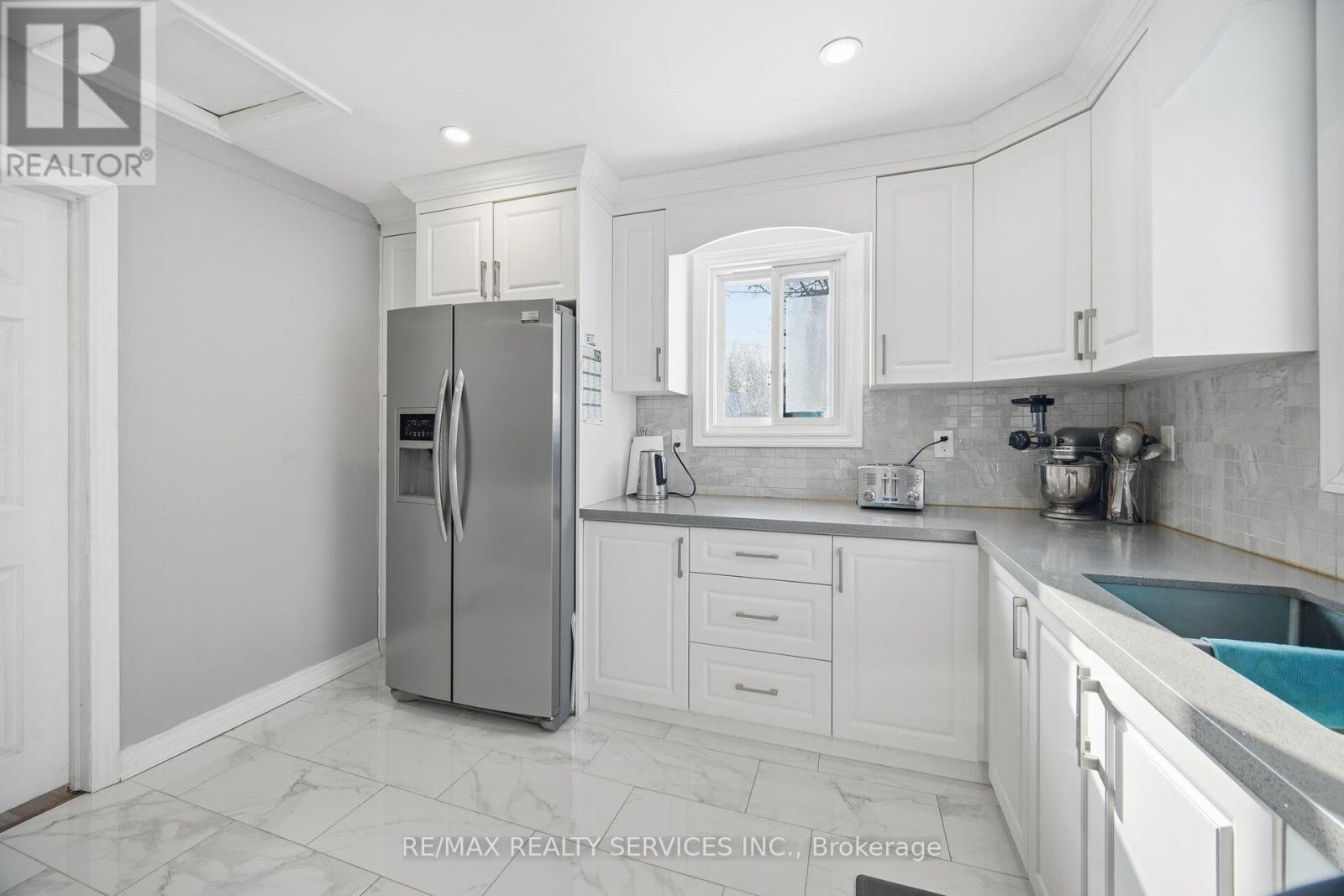 43 Harding Avenue, Toronto, Ontario  M6M 3A3 - Photo 12 - W12760656