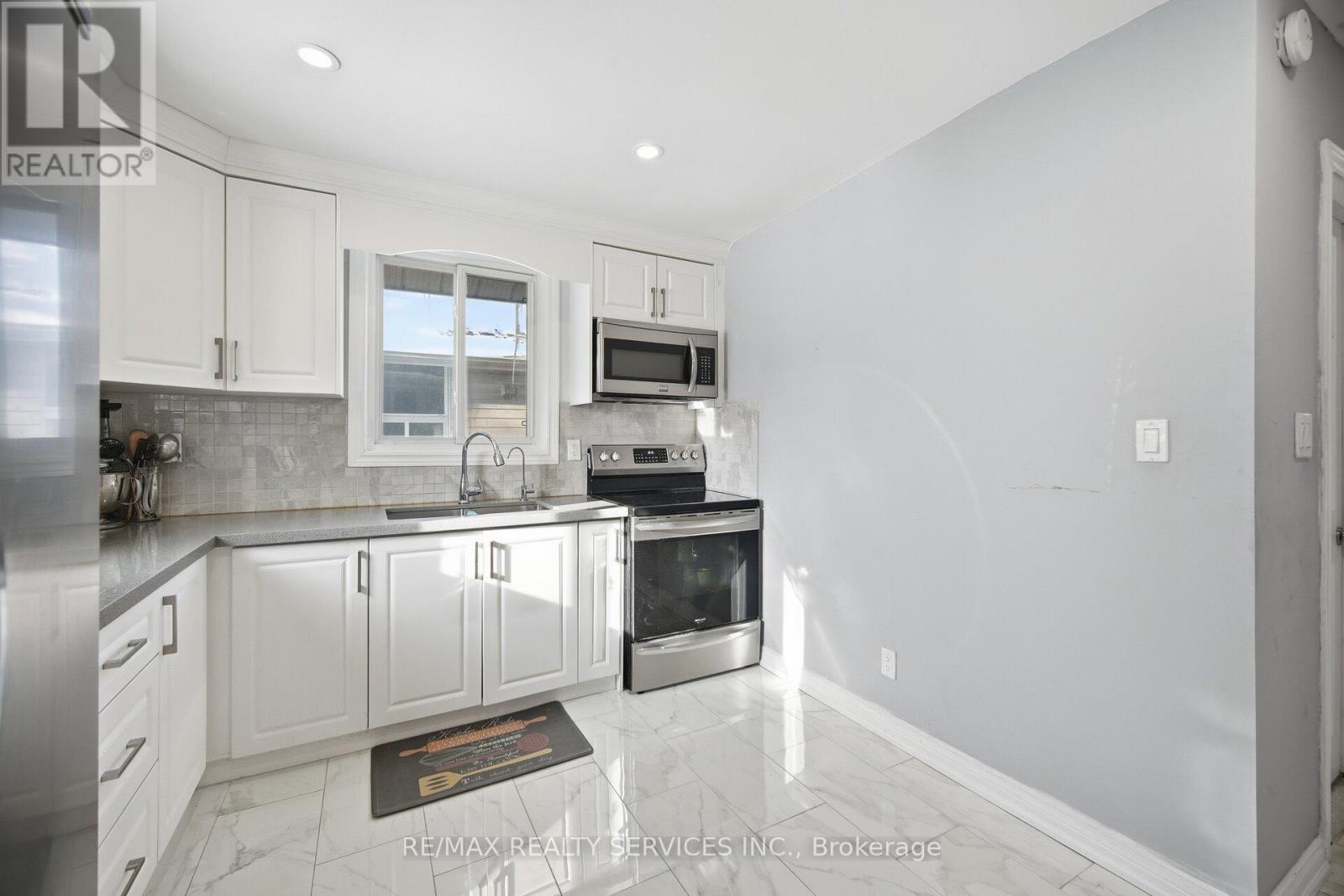 43 Harding Avenue, Toronto, Ontario  M6M 3A3 - Photo 11 - W12760656