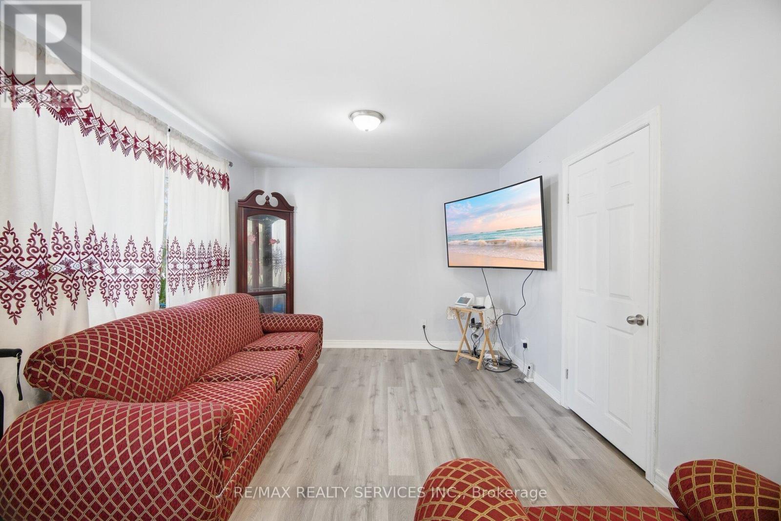 43 Harding Avenue, Toronto, Ontario  M6M 3A3 - Photo 6 - W12760656