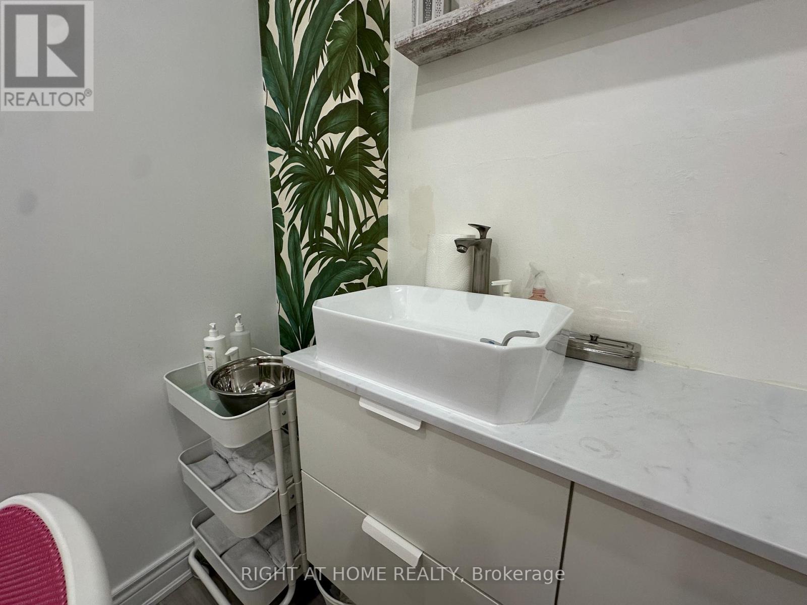 1639 Eglinton Avenue W, Toronto, Ontario  M6E 2H1 - Photo 12 - C12766788