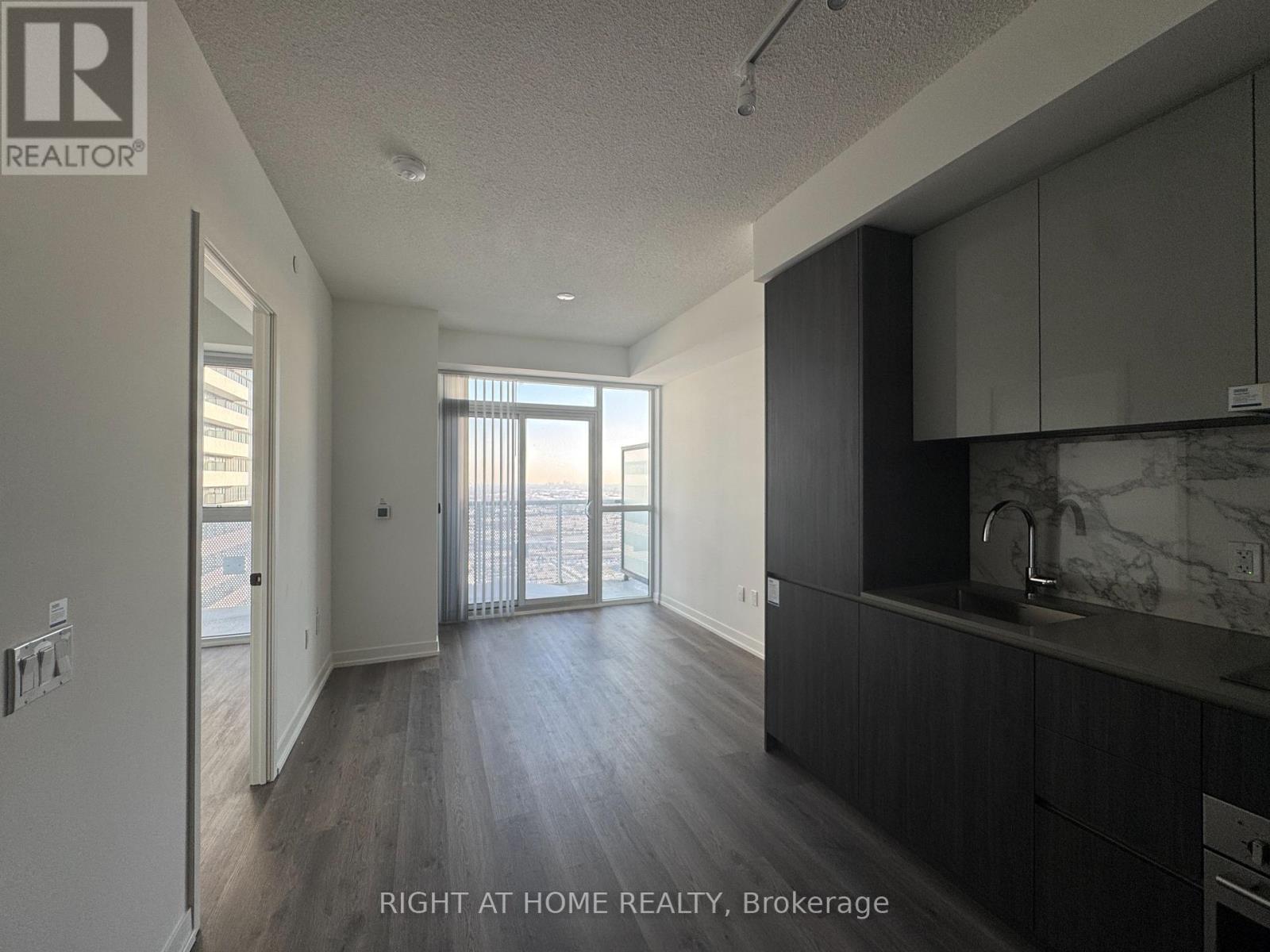 3810 - 8 Interchange Way, Vaughan, Ontario  L4K 0R2 - Photo 4 - N12689302