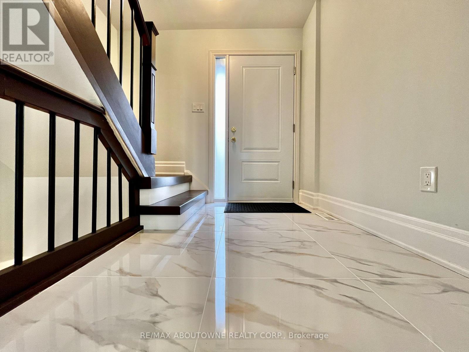 41 - 1532 Lancaster Drive, Oakville, Ontario  L6H 2Z3 - Photo 1 - W12766710