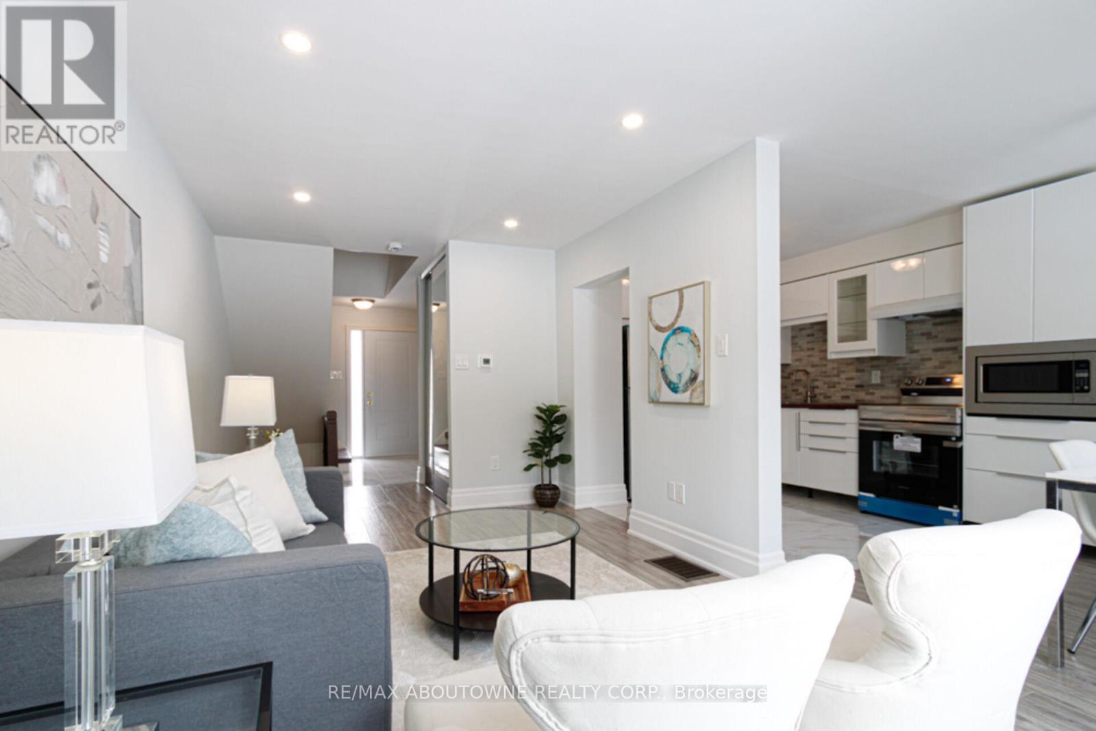 41 - 1532 Lancaster Drive, Oakville, Ontario  L6H 2Z3 - Photo 5 - W12766710