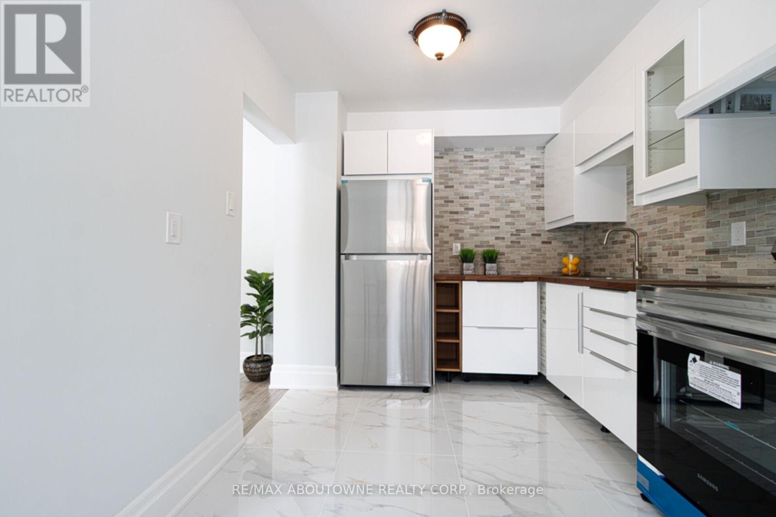 41 - 1532 Lancaster Drive, Oakville, Ontario  L6H 2Z3 - Photo 8 - W12766710