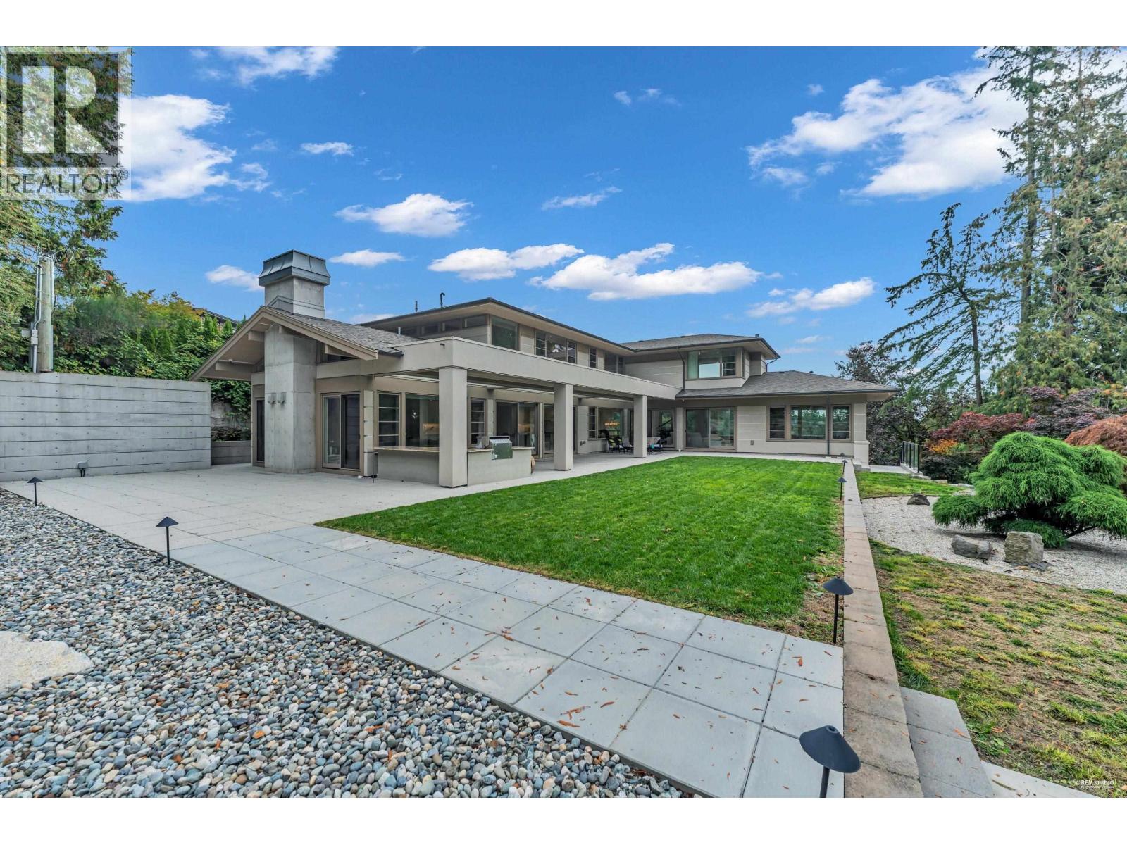 565 ROBIN HOOD ROAD, West Vancouver, British Columbia