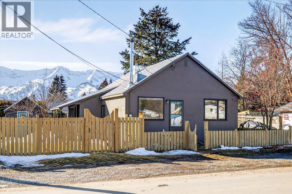 <div class="slider-price">$729,500</div><p>1091 4th Avenue Unit# A, Fernie, British Columbia</p>