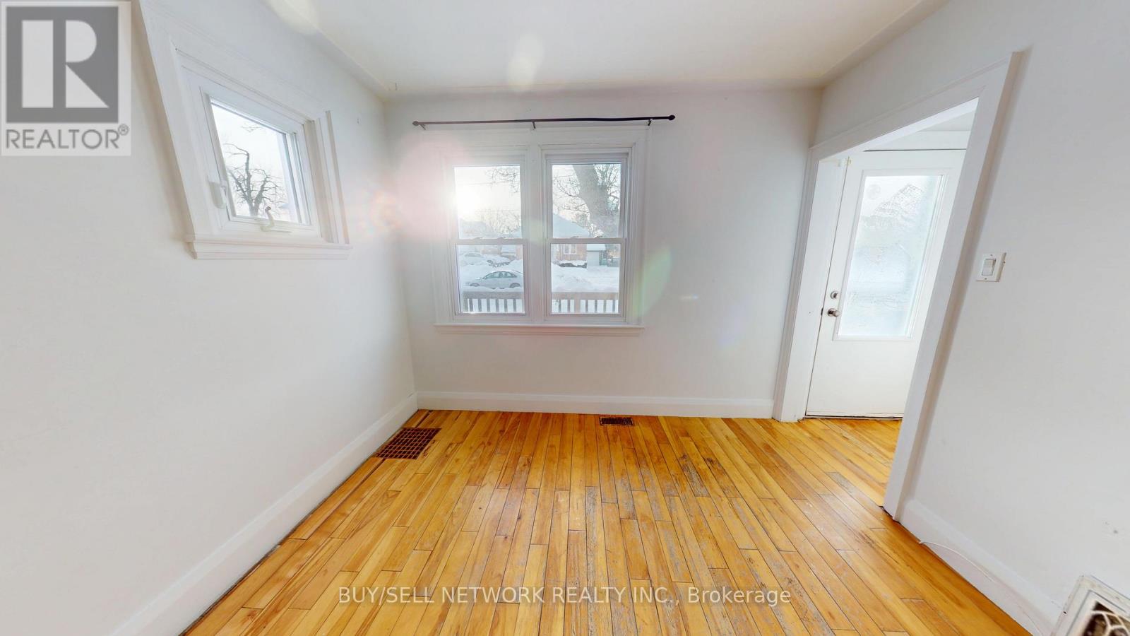 80 Kent Street, Peterborough (Town Ward 3), Ontario  K9J 5B3 - Photo 4 - X12766944