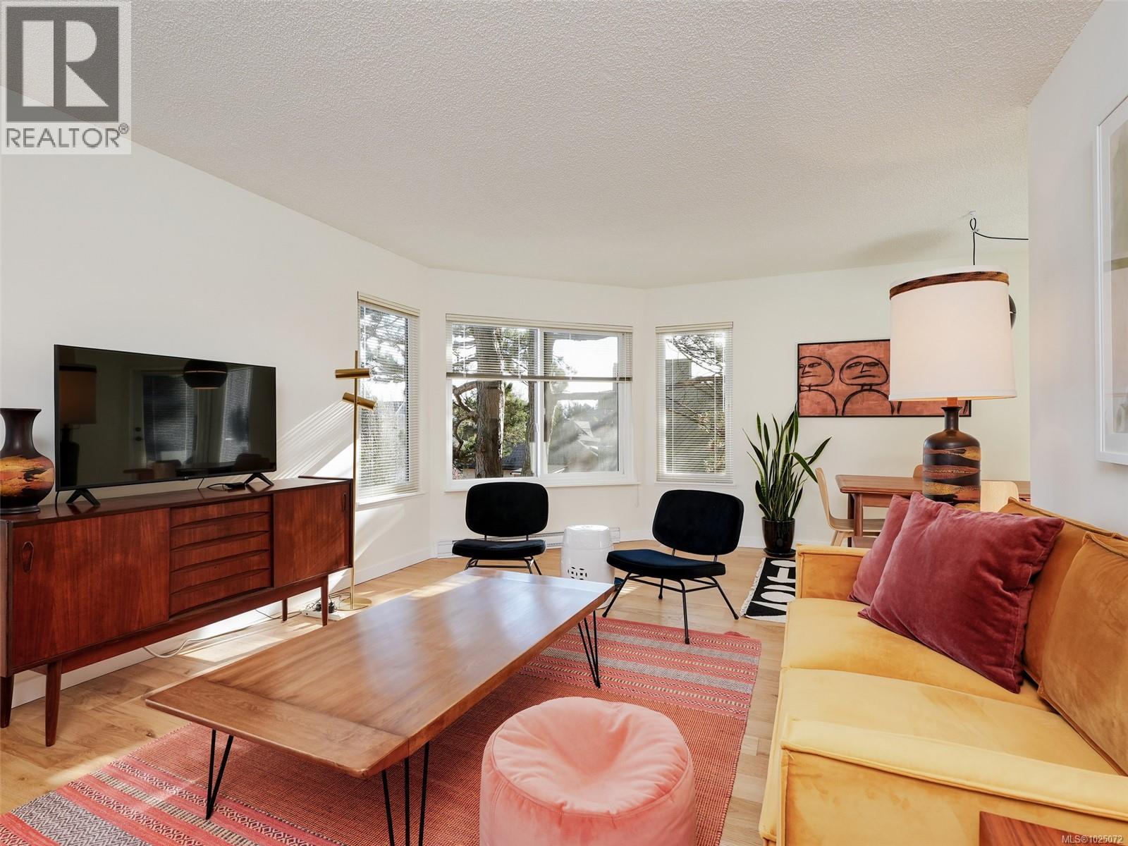 306 1149 Rockland Ave, Victoria, British Columbia  V8V 4T5 - Photo 2 - 1025072