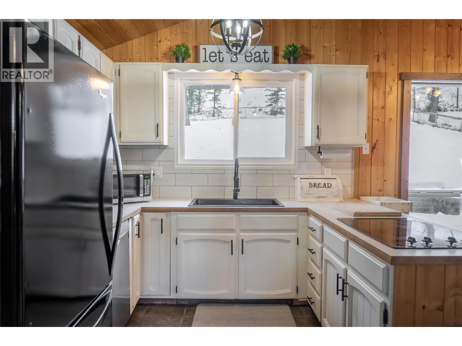 8796 Colony Road, Wardner, British Columbia  V0B 2J0 - Photo 8 - 10375208