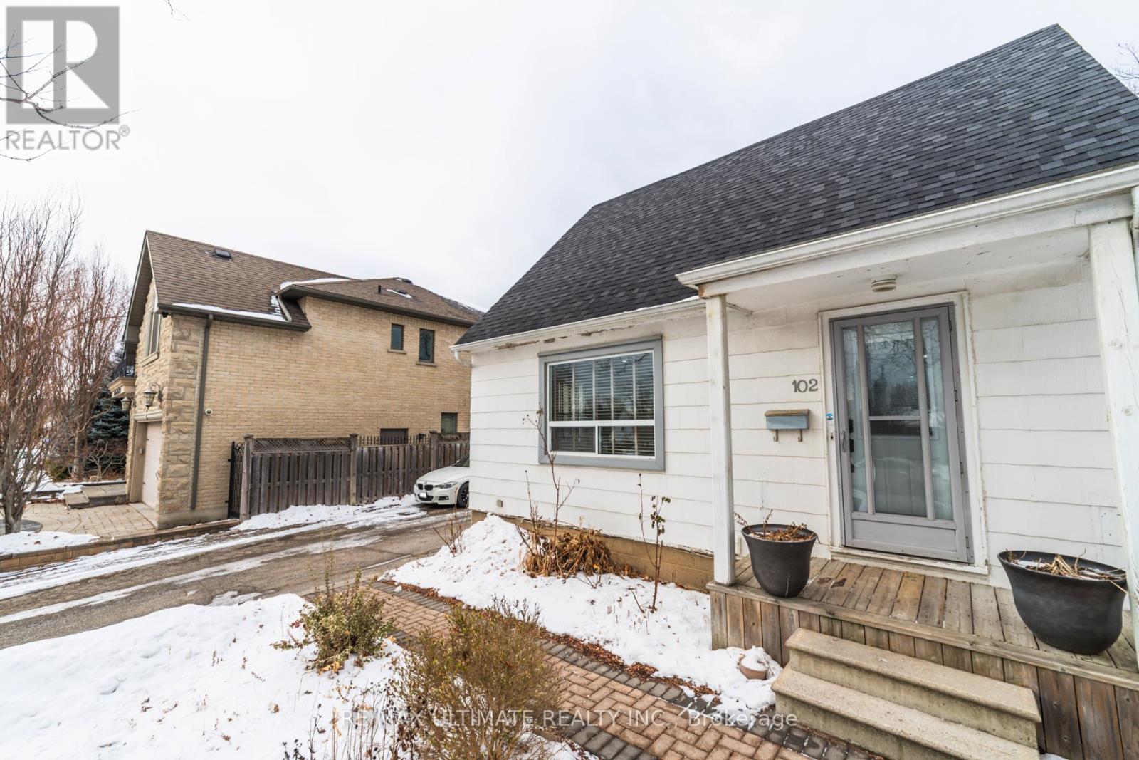 102 Aura Lea Boulevard, Toronto, Ontario  M9M 1K5 - Photo 2 - W12669332