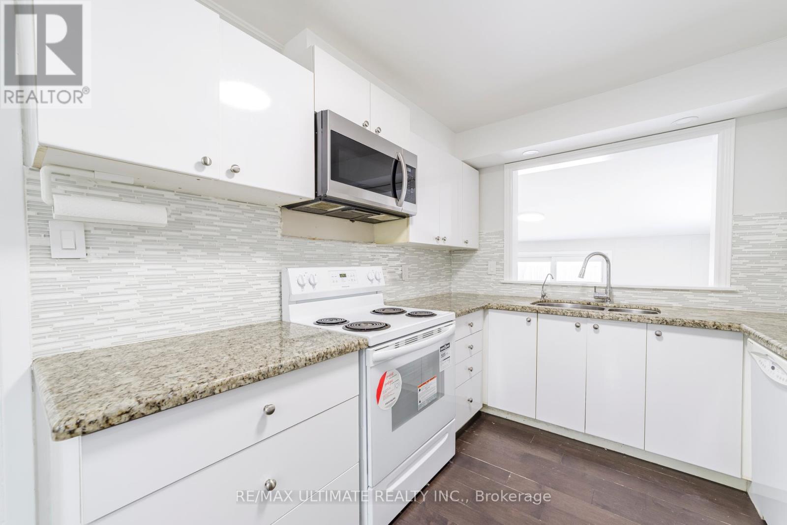 102 Aura Lea Boulevard, Toronto, Ontario  M9M 1K5 - Photo 7 - W12669332