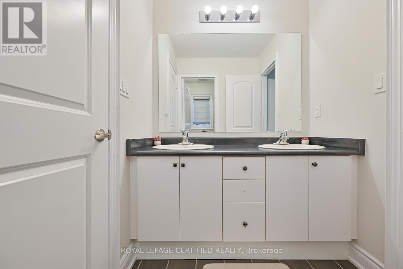 4072 Hillsborough Crescent, Oakville, Ontario  L6H 3P8 - Photo 4 - W12766924