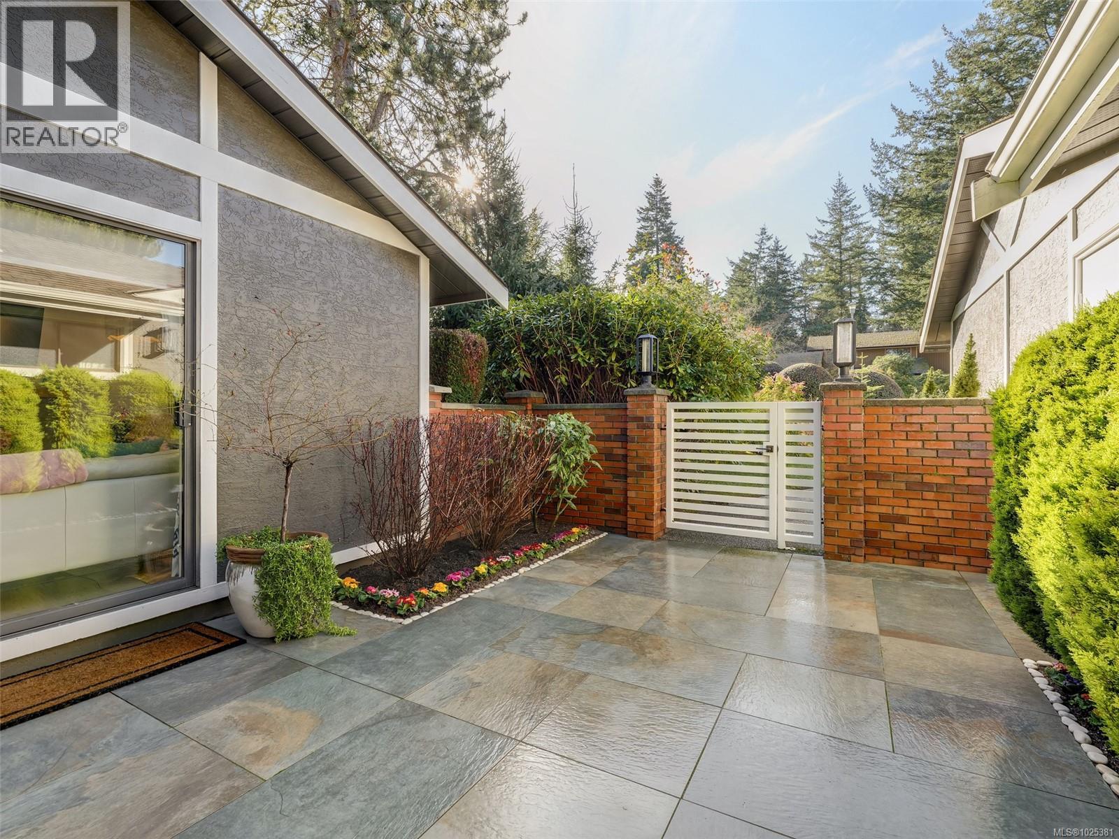 1042 Donwood Dr, Saanich, British Columbia  V8X 4G3 - Photo 32 - 1025381