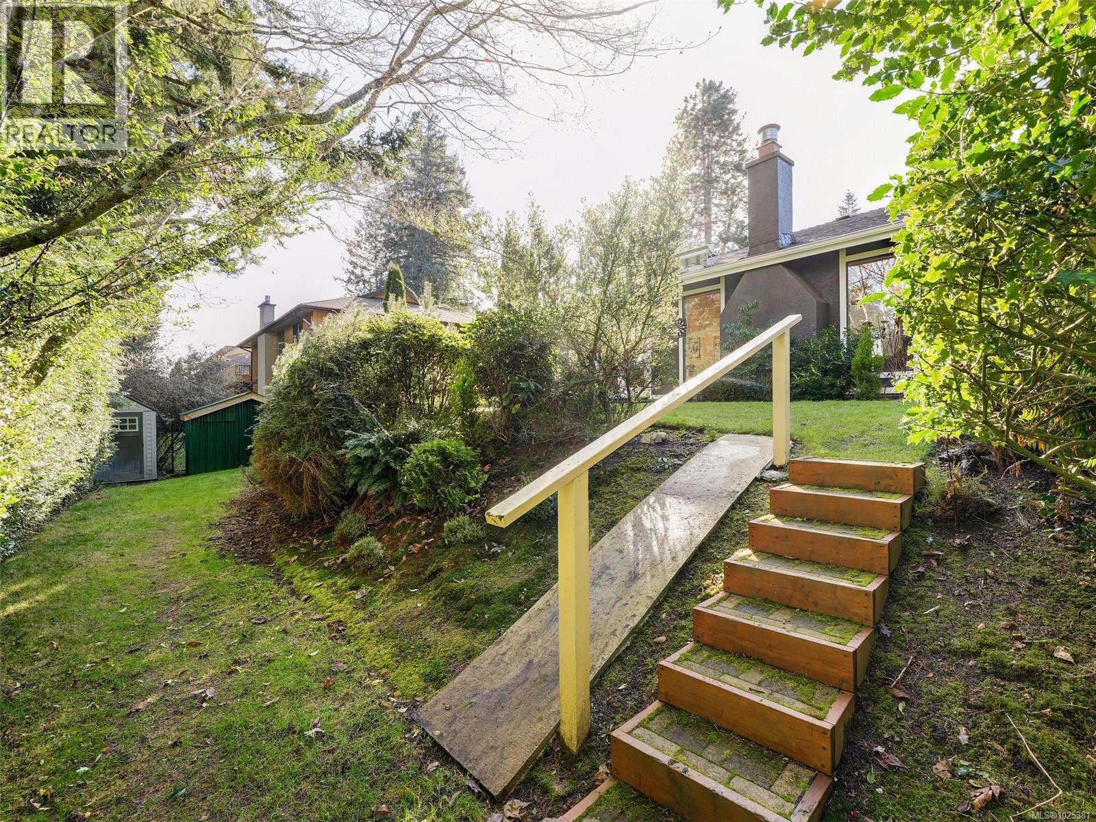 1042 Donwood Dr, Saanich, British Columbia  V8X 4G3 - Photo 31 - 1025381