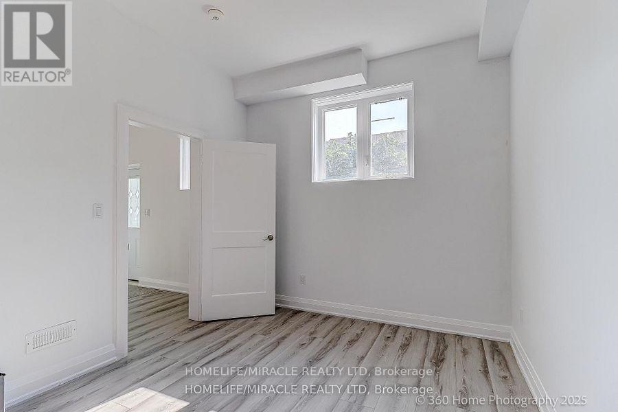 688a Midland Avenue, Toronto, Ontario  M1K 4C6 - Photo 19 - E12767178