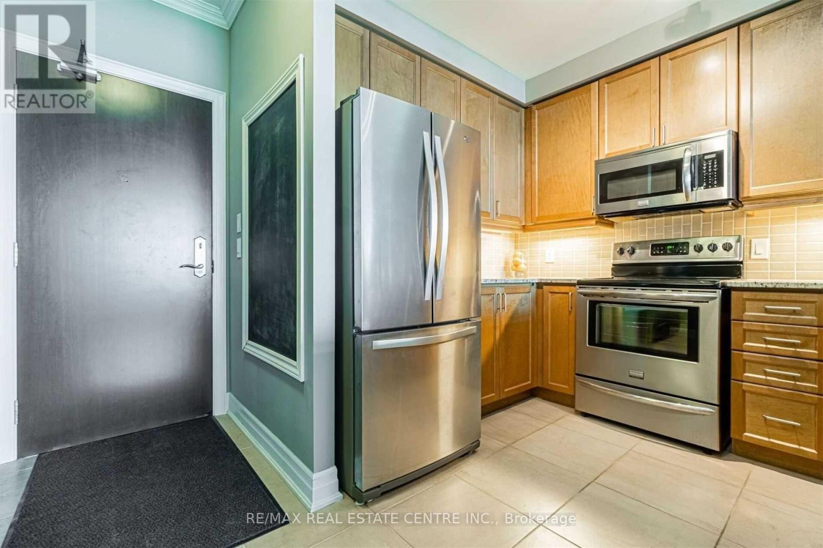 1203 - 100 John Street, Brampton, Ontario  L6W 0A8 - Photo 8 - W12767144