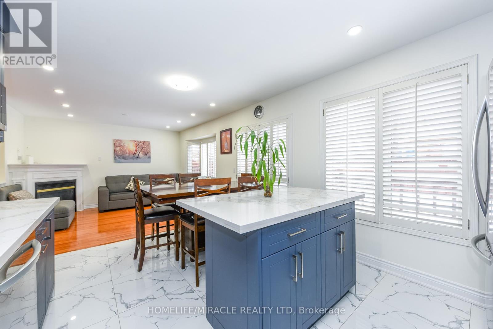 125 Seaside Circle, Brampton, Ontario  L6R 2G9 - Photo 11 - W12760758