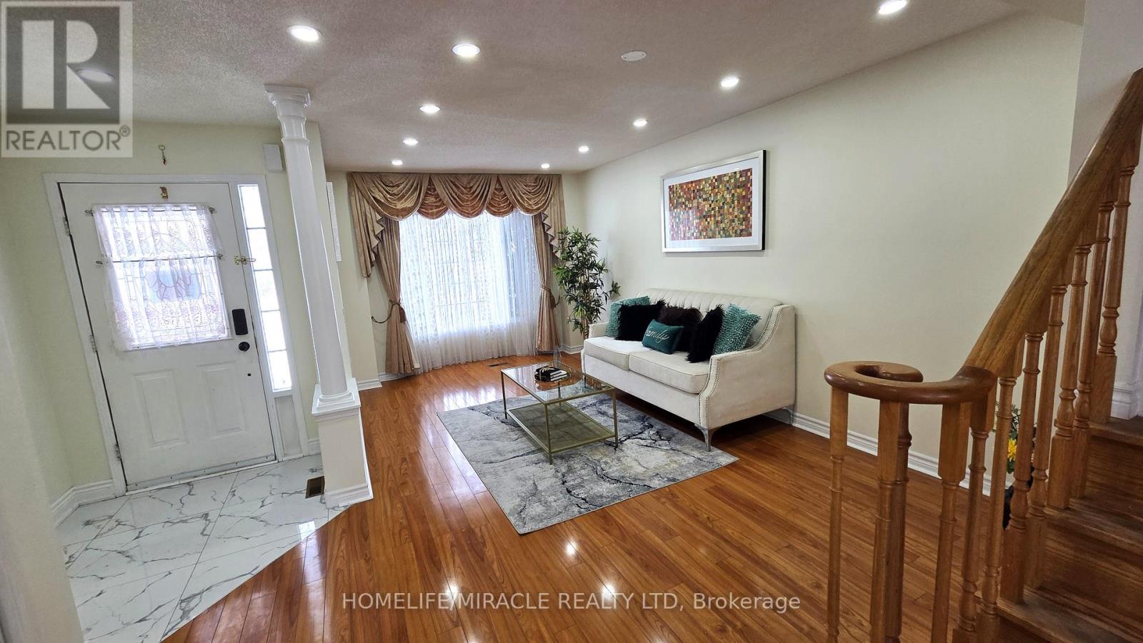 125 Seaside Circle, Brampton, Ontario  L6R 2G9 - Photo 4 - W12760758