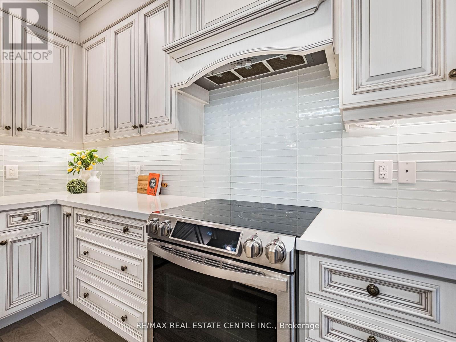 3253 Mintwood Circle, Oakville, Ontario  L6H 7C3 - Photo 12 - W12767296