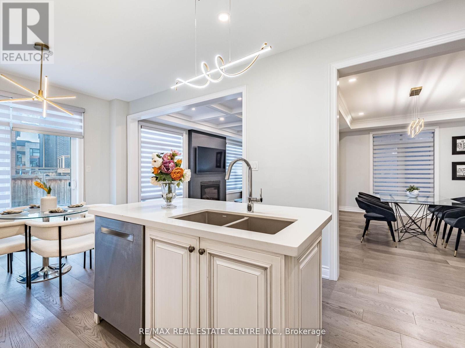 3253 Mintwood Circle, Oakville, Ontario  L6H 7C3 - Photo 13 - W12767296