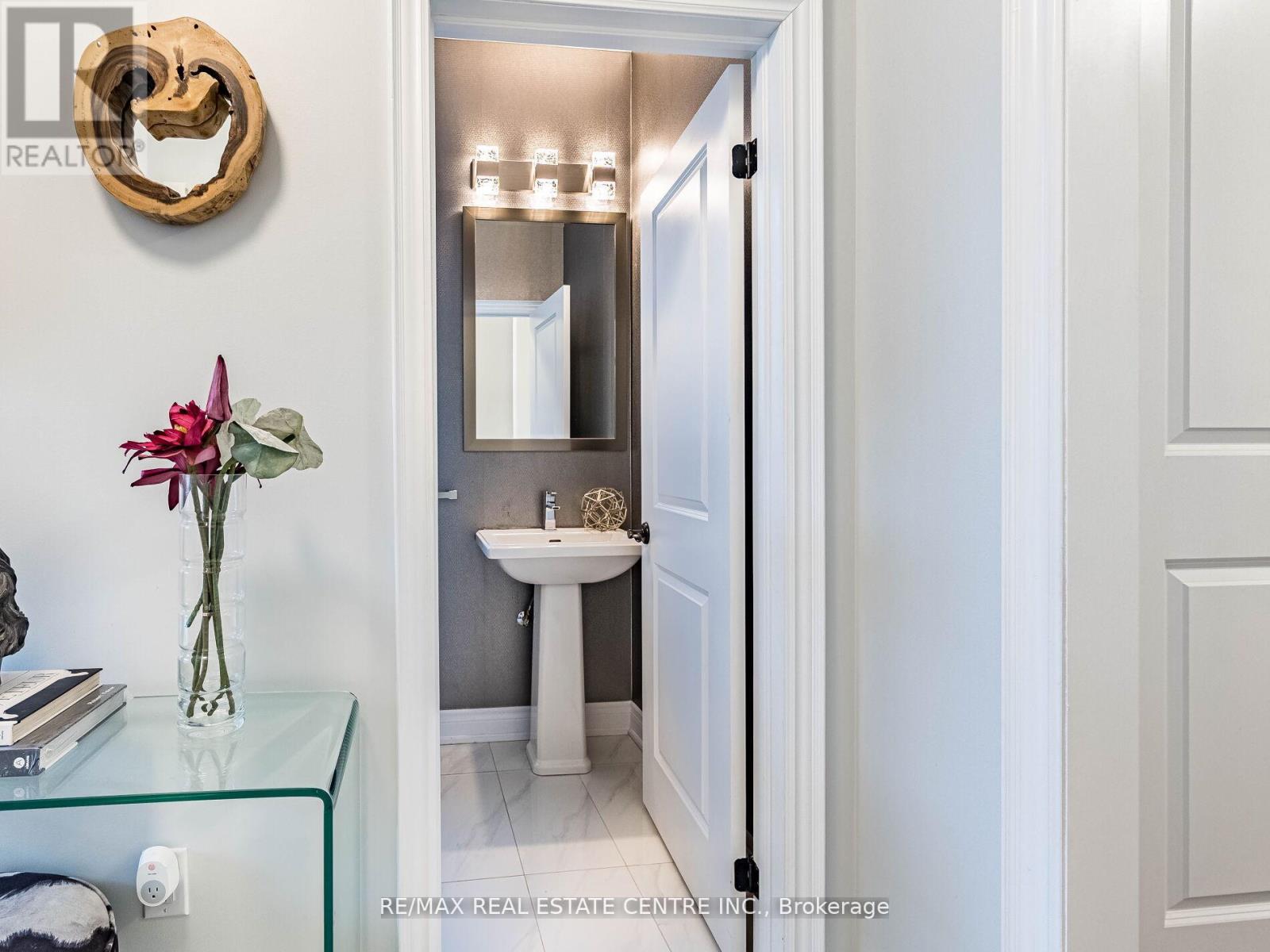 3253 Mintwood Circle, Oakville, Ontario  L6H 7C3 - Photo 4 - W12767296