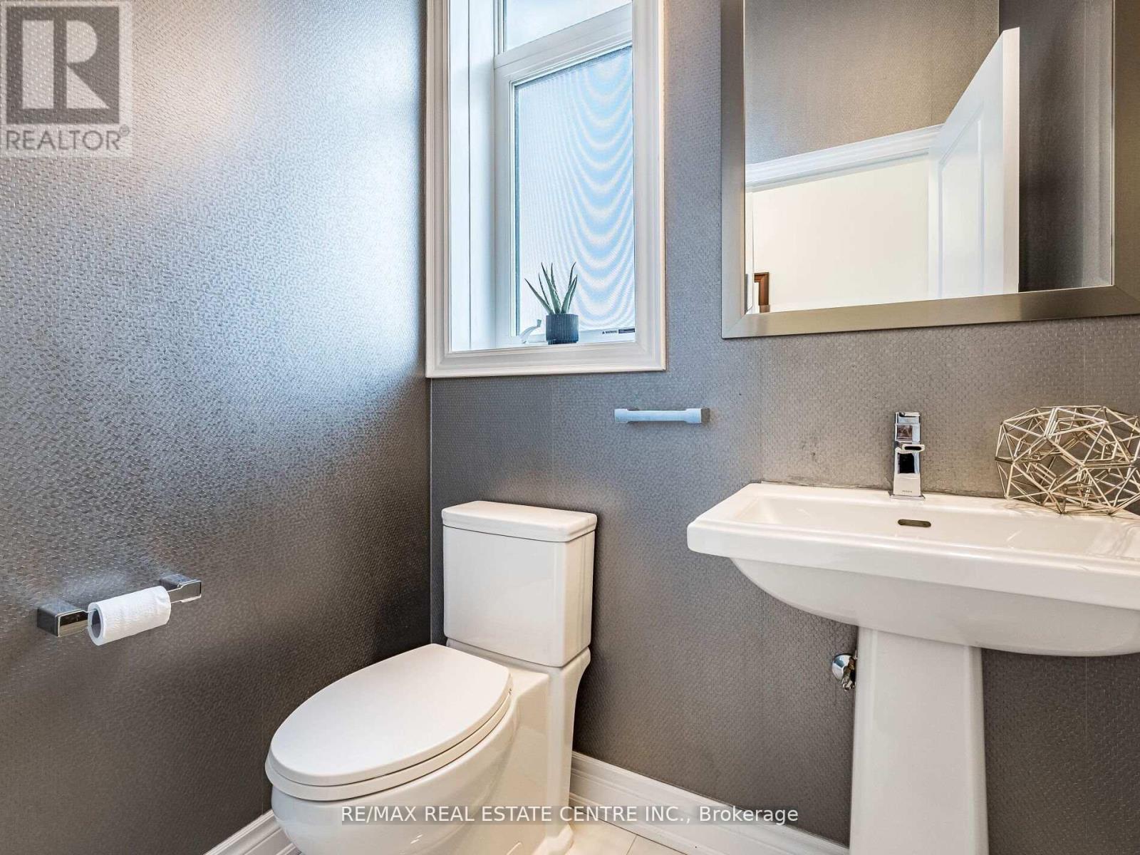 3253 Mintwood Circle, Oakville, Ontario  L6H 7C3 - Photo 5 - W12767296