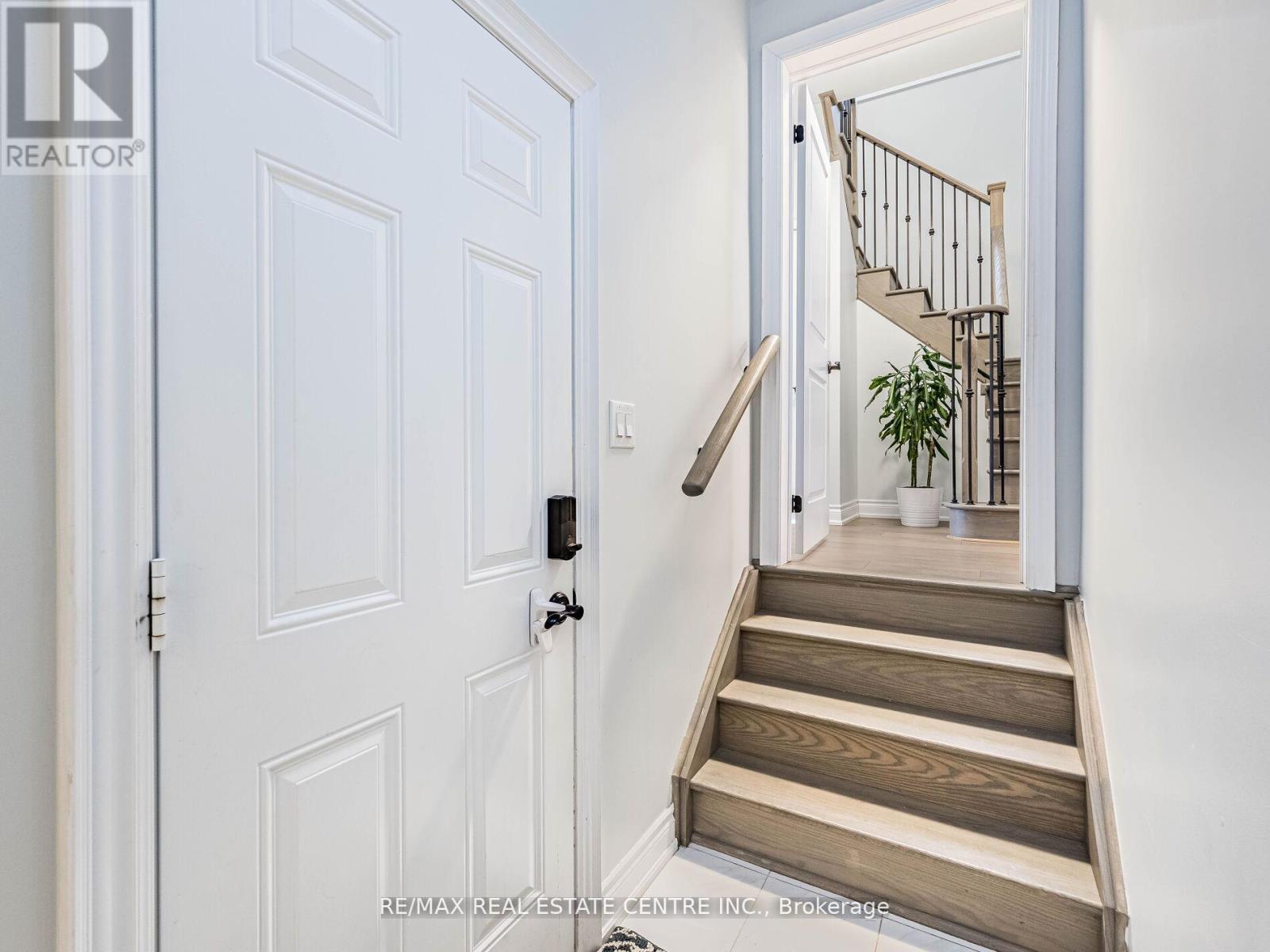 3253 Mintwood Circle, Oakville, Ontario  L6H 7C3 - Photo 7 - W12767296