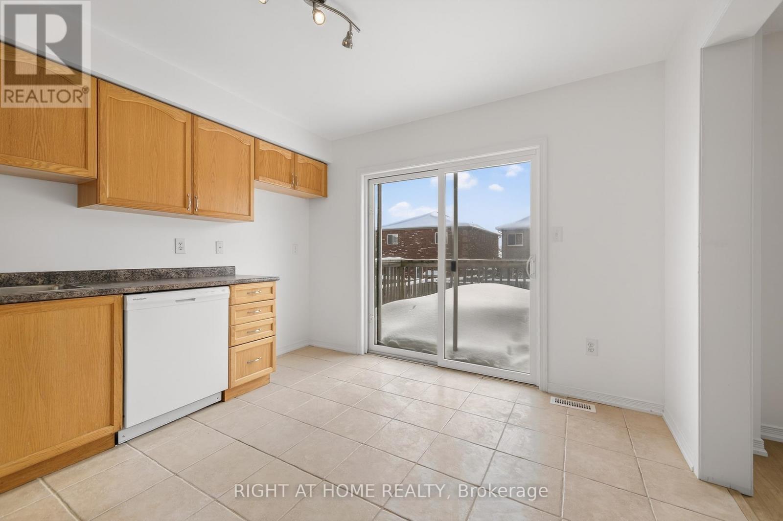 2084 Osbond Road E, Innisfil, Ontario  L9S 0A9 - Photo 9 - N12727620