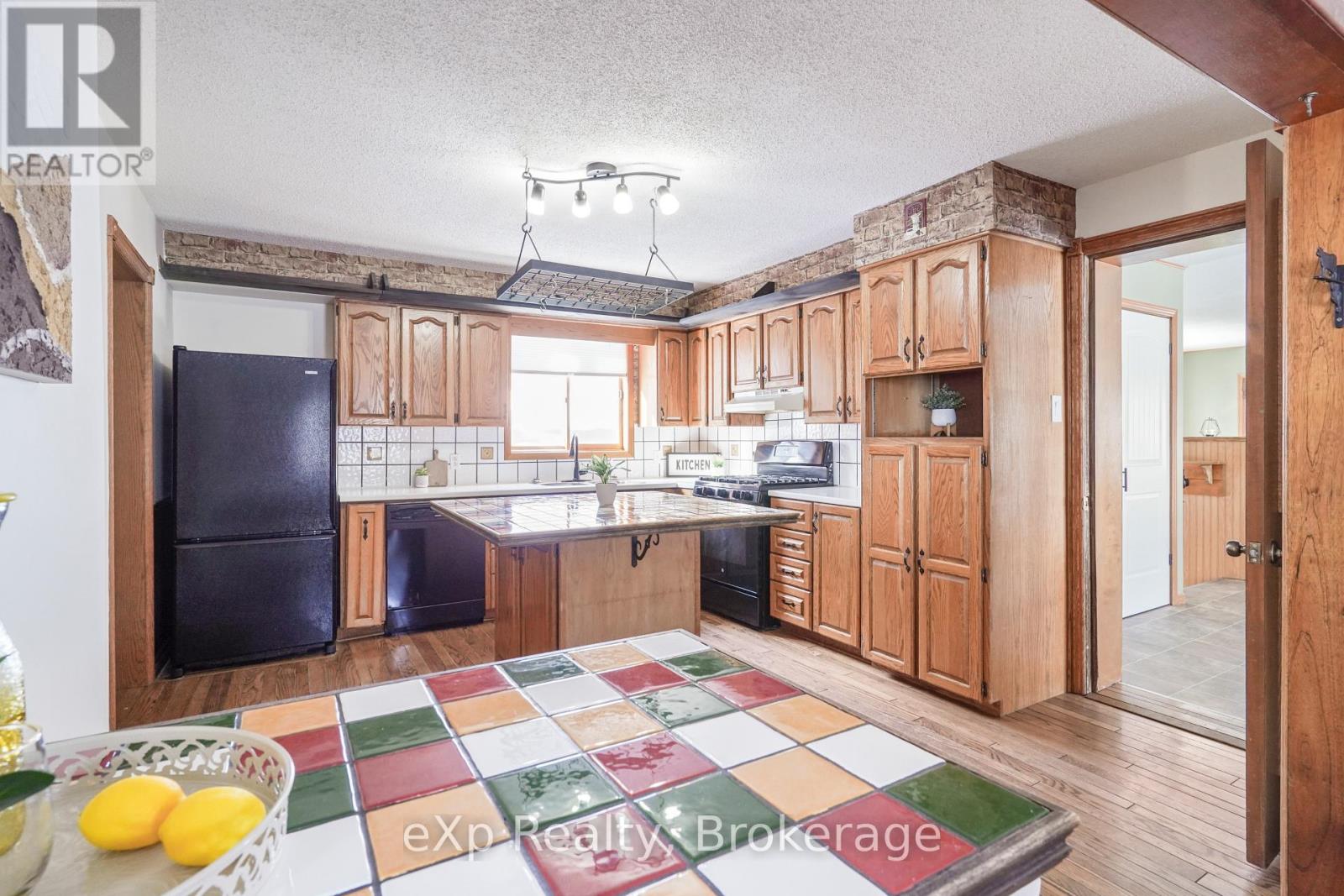 78 Victoria Avenue E, South Huron, Ontario  N0M 1M0 - Photo 3 - X12767452
