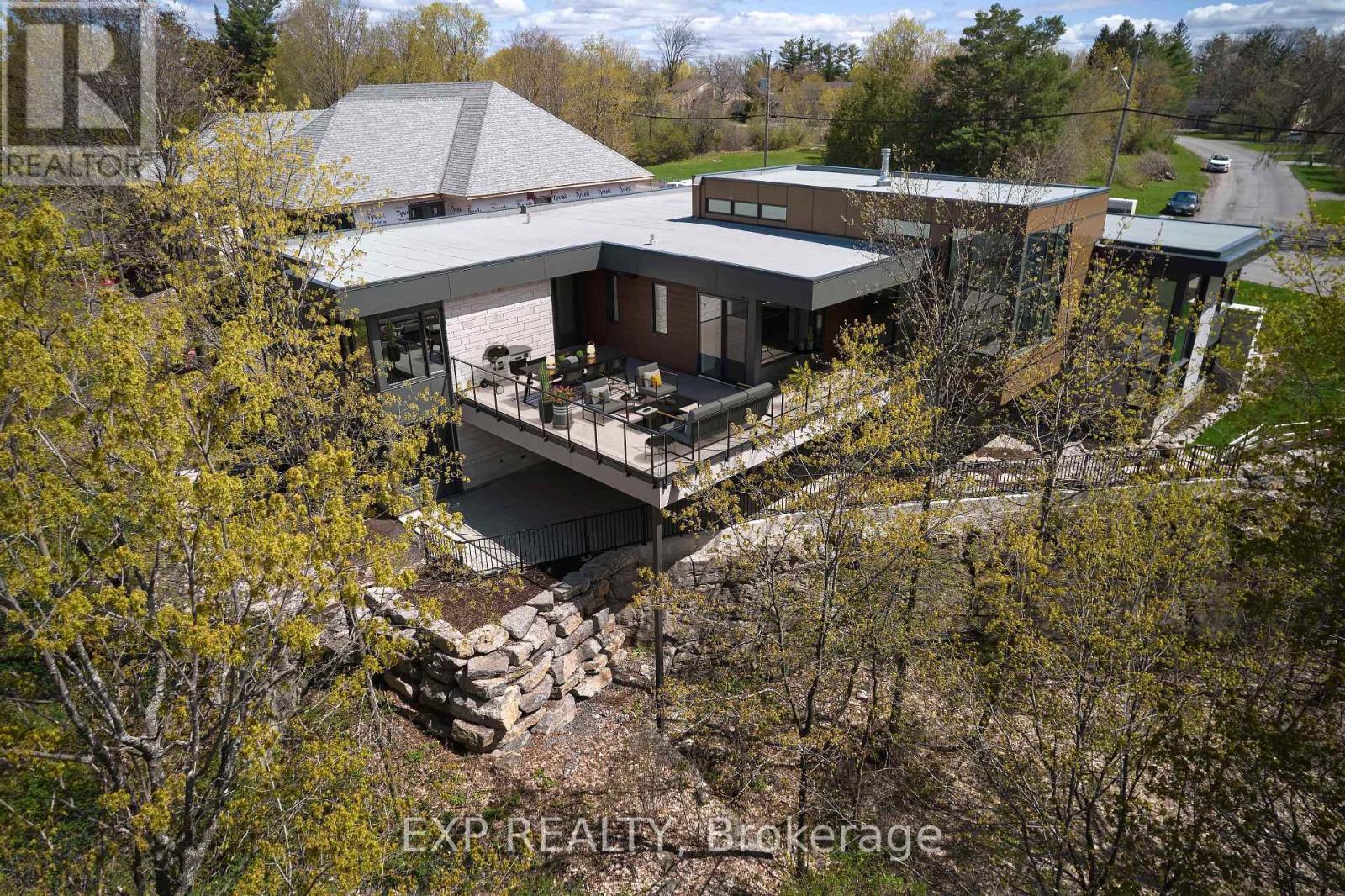 32 Clovelly Road, Ottawa, Ontario  K1J 6M2 - Photo 1 - X12767448