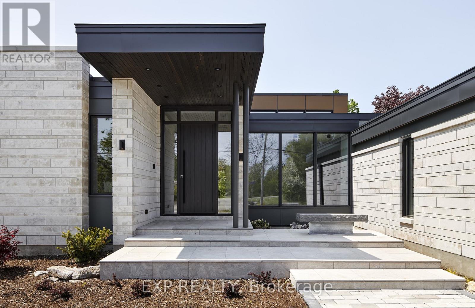 32 Clovelly Road, Ottawa, Ontario  K1J 6M2 - Photo 3 - X12767448