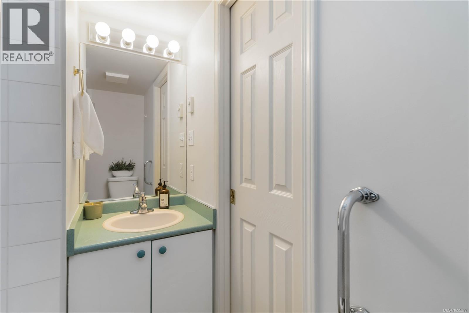 101 2710 Grosvenor Rd, Victoria, British Columbia  V8T 3M9 - Photo 12 - 1025377