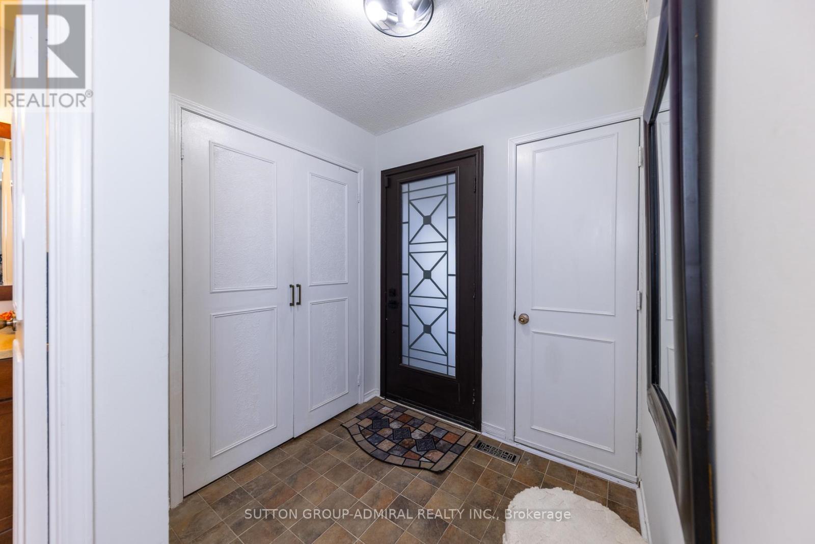 15 Miles Court, Richmond Hill, Ontario  L4C 5P7 - Photo 4 - N12767364