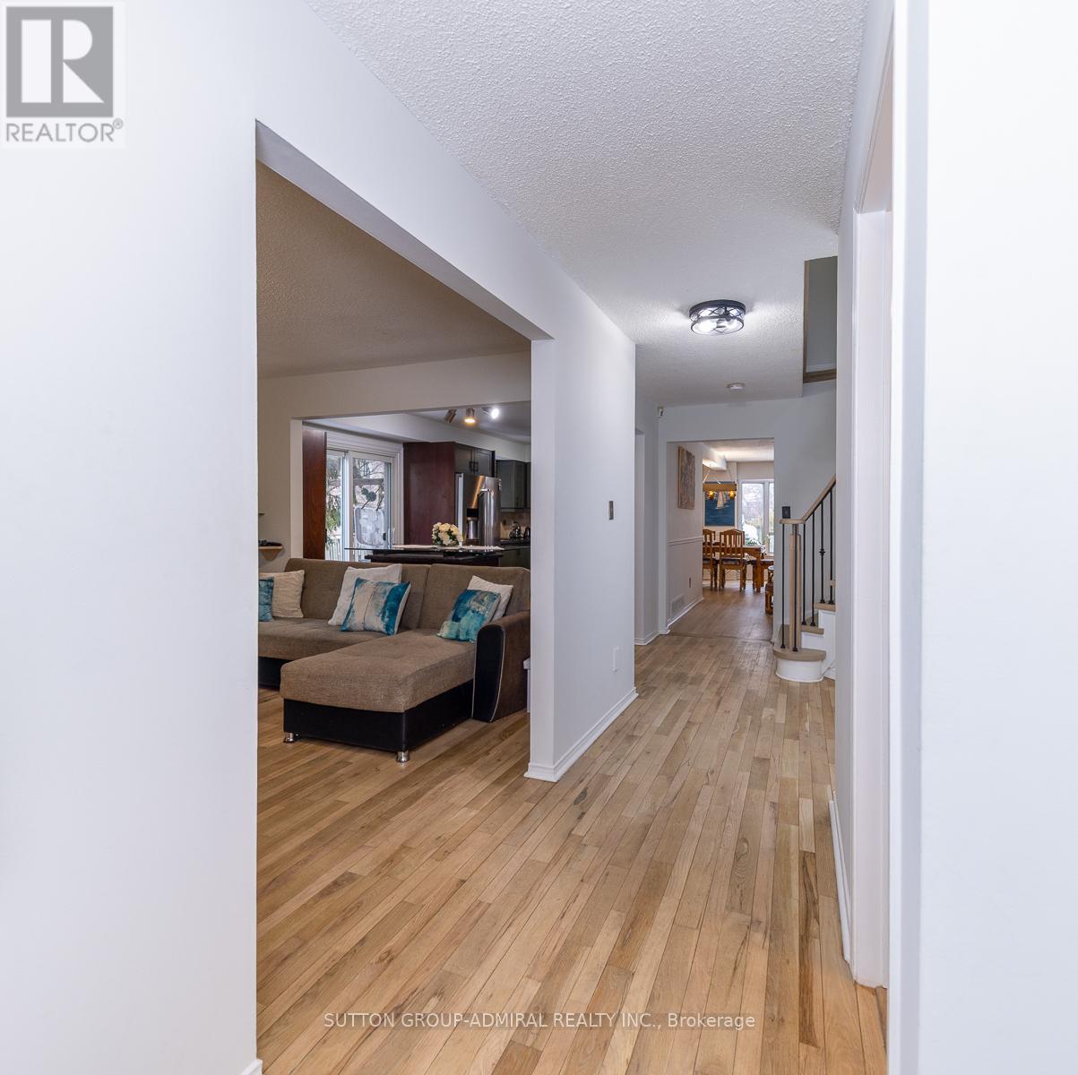 15 Miles Court, Richmond Hill, Ontario  L4C 5P7 - Photo 5 - N12767364