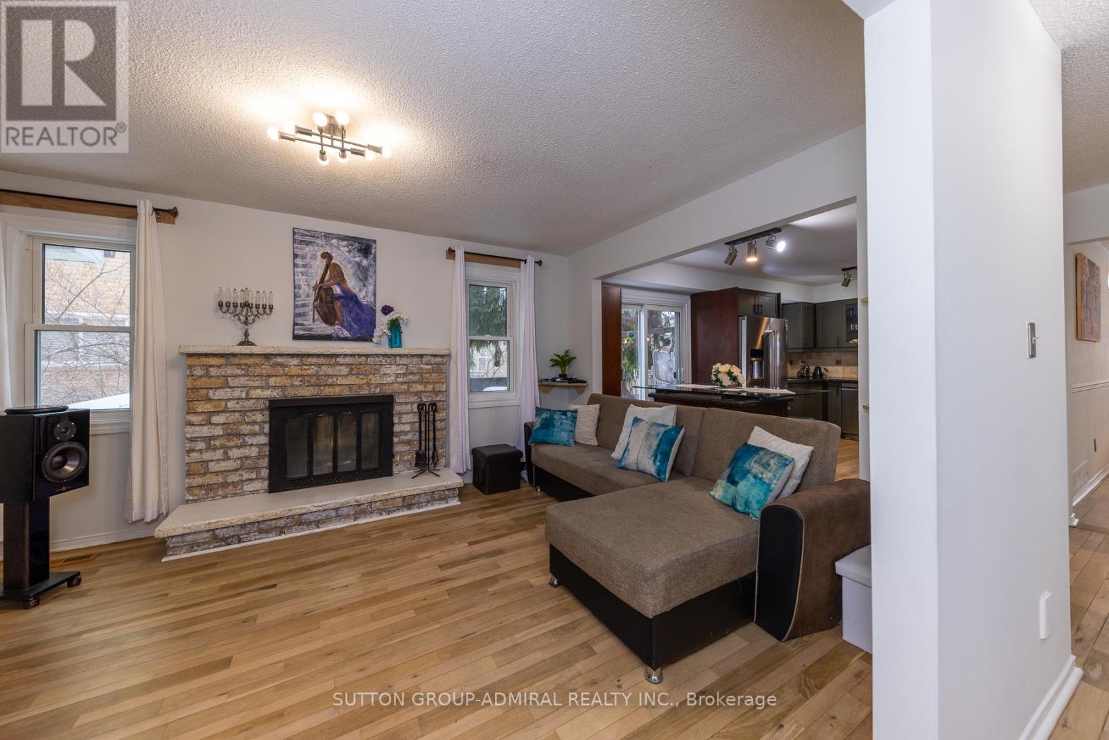 15 Miles Court, Richmond Hill, Ontario  L4C 5P7 - Photo 6 - N12767364