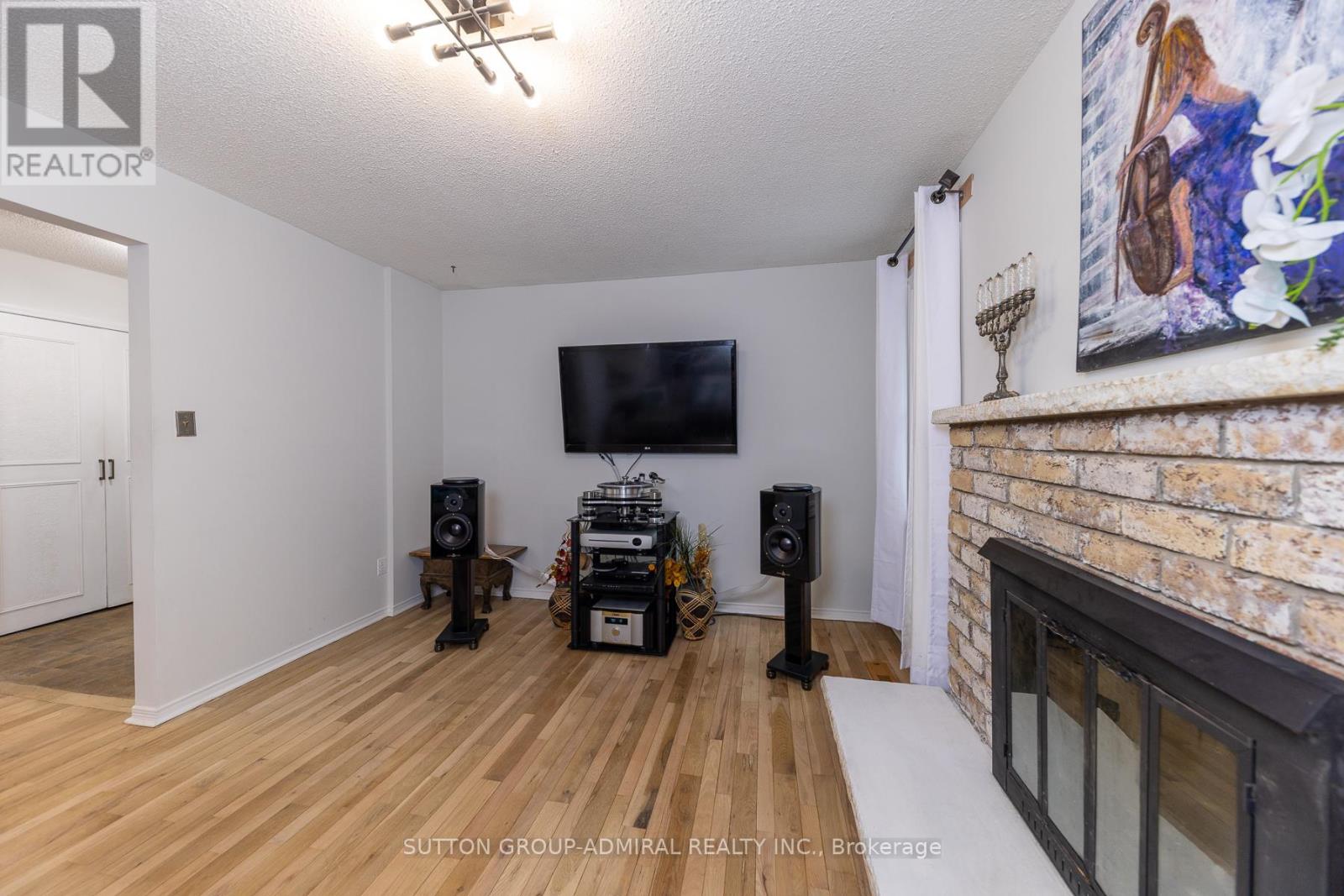 15 Miles Court, Richmond Hill, Ontario  L4C 5P7 - Photo 8 - N12767364