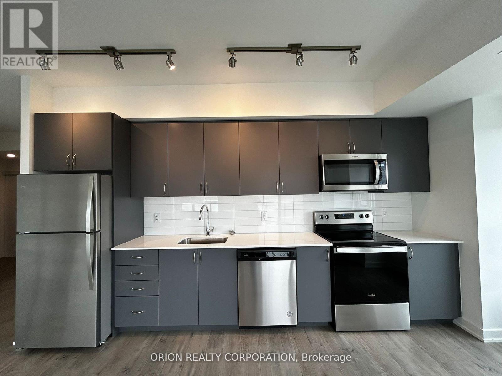 1005 - 56 Lakeside Terrace, Barrie (Little Lake), Ontario  L4M 0L4 - Photo 2 - S12767516