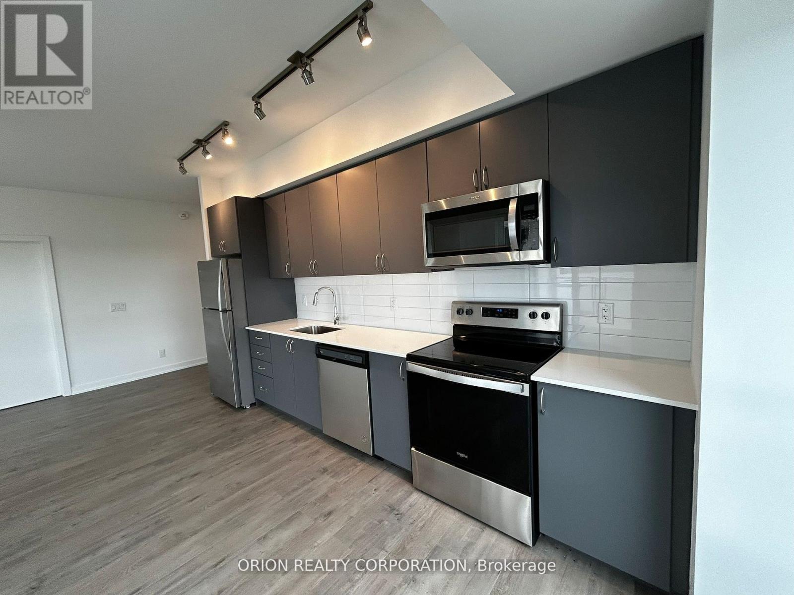 1005 - 56 Lakeside Terrace, Barrie (Little Lake), Ontario  L4M 0L4 - Photo 3 - S12767516