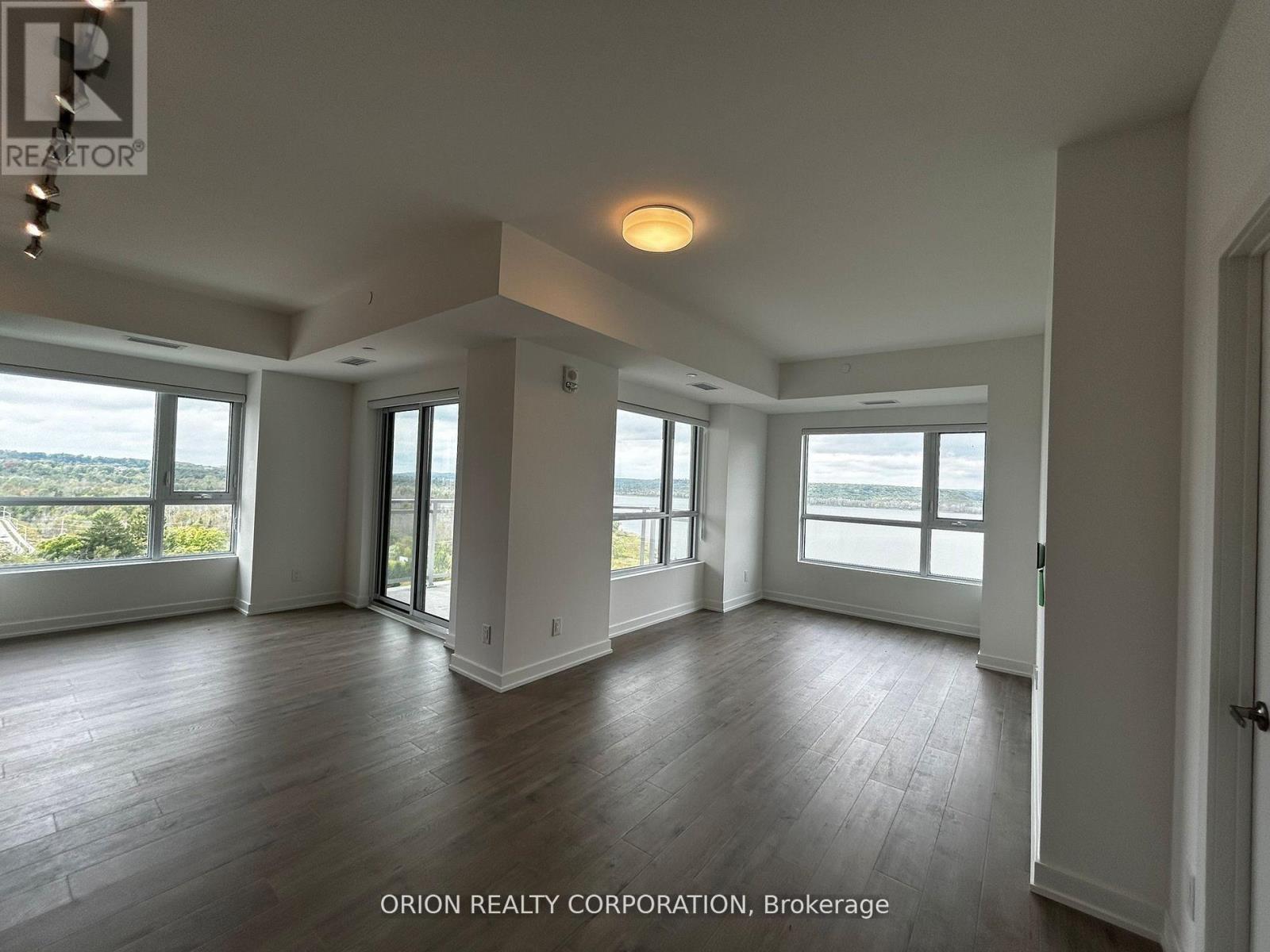 1005 - 56 Lakeside Terrace, Barrie (Little Lake), Ontario  L4M 0L4 - Photo 5 - S12767516