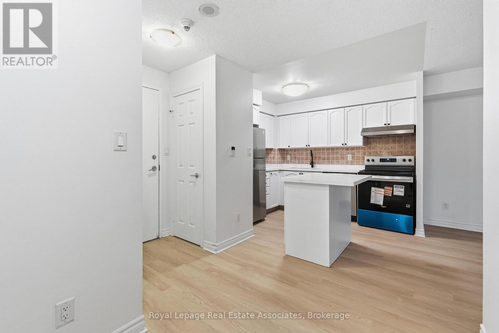 1008 - 3880 Duke Of York Boulevard, Mississauga, Ontario  L5B 4M7 - Photo 2 - W12767440