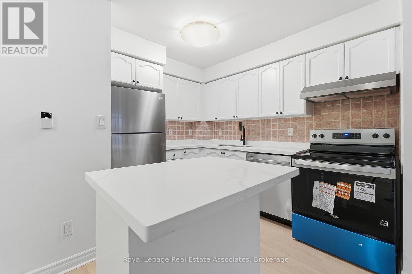 1008 - 3880 Duke Of York Boulevard, Mississauga, Ontario  L5B 4M7 - Photo 3 - W12767440