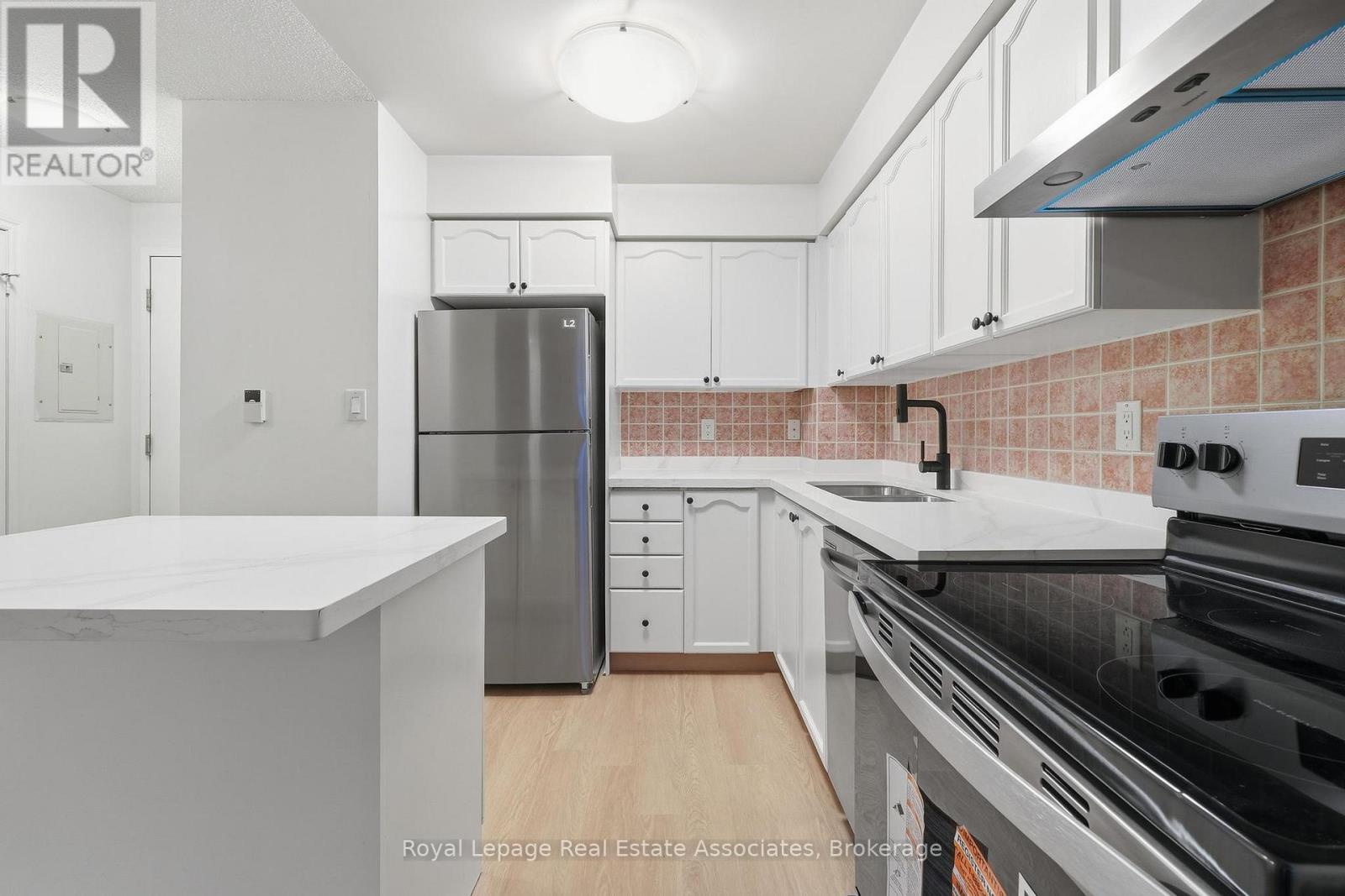 1008 - 3880 Duke Of York Boulevard, Mississauga, Ontario  L5B 4M7 - Photo 4 - W12767440