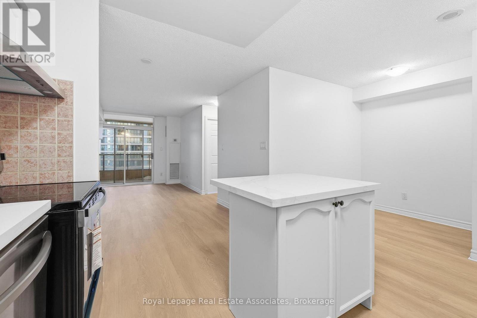 1008 - 3880 Duke Of York Boulevard, Mississauga, Ontario  L5B 4M7 - Photo 6 - W12767440